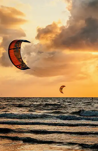 Kitesurf au coucher du soleil